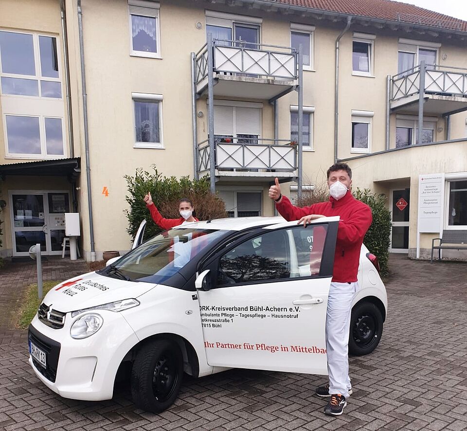 Mitarbeitende des DRK-Pflegedienstes betreuen Sei auf ambulanter Tour.